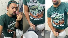 um tesao no banheiro do servico