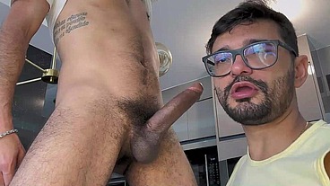 MARCOS GOIANO - VIZINHO DOTADO METEU A CACETA NO NERD PAULISTA - SEXO GAY BAREBACK COM PAUZUDO FODENDO O RABO DO GOIANO
