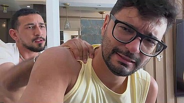 MARCOS GOIANO - VIZINHO DOTADO METEU A CACETA NO NERD PAULISTA - SEXO GAY BAREBACK COM PAUZUDO FODENDO O RABO DO GOIANO
