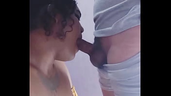 Novinho do bairro, j&aacute_ me chamou pra F1 , e me socou gostoso