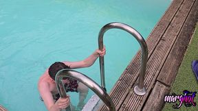 sa belle mere etend le linge il la choppe et la fait gicler