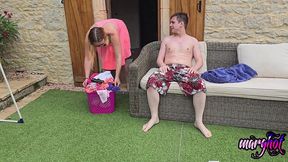 sa belle mere etend le linge il la choppe et la fait gicler