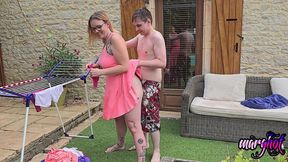 sa belle mere etend le linge il la choppe et la fait gicler