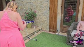 sa belle mere etend le linge il la choppe et la fait gicler