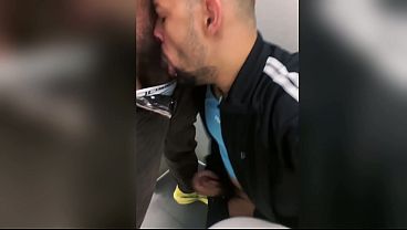 Fodido por um desconhecido no banheiro