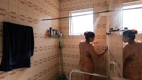 espiando minha vizinha tomar banho ela me pegou gostou e me chamou para entrar