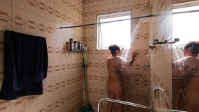 espiando minha vizinha tomar banho ela me pegou gostou e me chamou para entrar