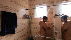 espiando minha vizinha tomar banho ela me pegou gostou e me chamou para entrar
