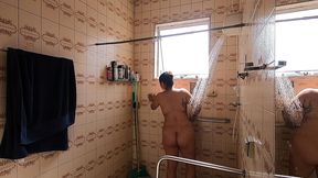 espiando minha vizinha tomar banho ela me pegou gostou e me chamou para entrar