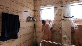 espiando minha vizinha tomar banho ela me pegou gostou e me chamou para entrar