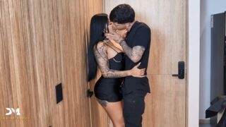 La tatuada Mariana Martix le lame el culo antes de ser follada duro