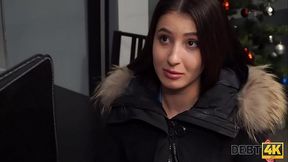 DEBT4k. Chick fait une pipe et &eacute_carte les jambes pour une voiture de luxe incroyable