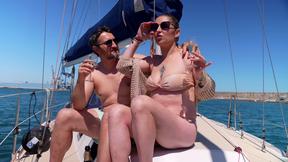 ”Croisette, boat trip: in Cannes, Amandine Pellissard & Chat-Bite are stars!”