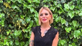 Une belle blonde s offre a un couple