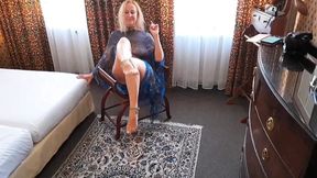 Selena's natural posing and sex games in bed