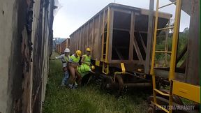 OS OPER&Aacute_RIOS PEGARAM PESADO HOJE NO TRABALHO CHAMARAM O AMIGO PARA UMA ORGIA NA HORA DO ALMO&Ccedil_O E A SOBREMESA FOI COM MUITO LEITE NO RABO E NO MEIO DOS TRILHOS E VAG&Otilde_ES DOS TRENS Part I ( COMPLETO )