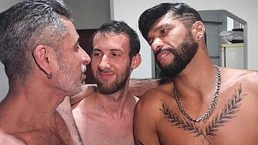 Dois Boys roludao arrebentou meu cusao na sua rolona