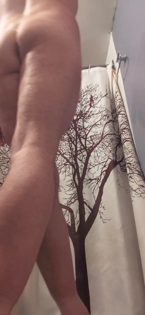 Naked dance shaking my ass for the camera