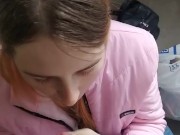 Девушка отсосала в подъезде и получила сперму в рот