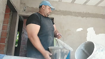 Macho trabajador gordo  prepara la mezcla con el culo al aire y mueve las bolas