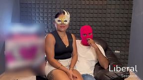 Cornudo deja que su esposa sea amarrada y follada enfrente de el.