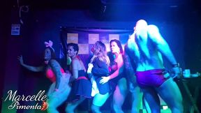 6 casadas e 1 stripper gostoso no palco num show de sexo ao vivo na boate de swing!