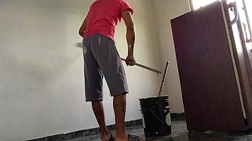 este albañil se llevó su mejor pago pues la latina que lo contrato para pintar su casa le chupo su polla y le dio su coño mientras él trabaja