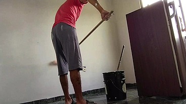 este albañil se llevó su mejor pago pues la latina que lo contrato para pintar su casa le chupo su polla y le dio su coño mientras él trabaja