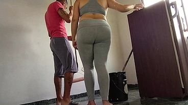 este albañil se llevó su mejor pago pues la latina que lo contrato para pintar su casa le chupo su polla y le dio su coño mientras él trabaja