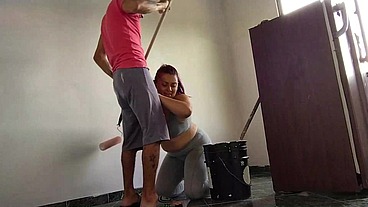 este albañil se llevó su mejor pago pues la latina que lo contrato para pintar su casa le chupo su polla y le dio su coño mientras él trabaja