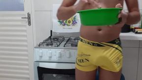 Se eu CUZINHO tu COME? Fazendo um lanche com o cu piscando e o pau dura&amp;ccedil_o