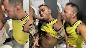 nao se nega uma mamada a ninguem, nem mesmo a dois estranhos no wc.