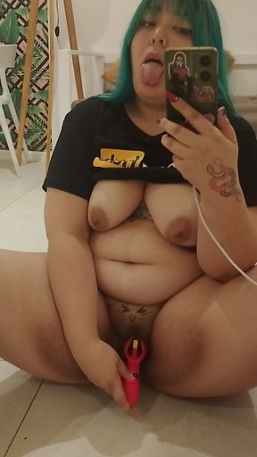 Masturbating in front of the mirror until I see how I squirt