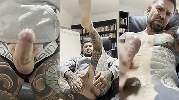 Me hago una buena paja en el despacho