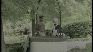 Heidy Cassini yang bertitit besar menunggangi dan menghisap penis besar pria antar ras sebelum melakukan penetrasi anal dan ejakulasi.