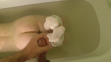 Anna takes a bath and wets her socks, then cum on her feet