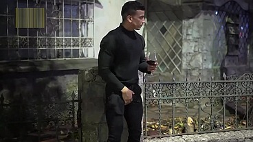 De bobeira na rua, um gringo me chamou pra tomar um vinho no AP dele. Gozamos gostoso.