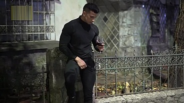 De bobeira na rua, um gringo me chamou pra tomar um vinho no AP dele. Gozamos gostoso.