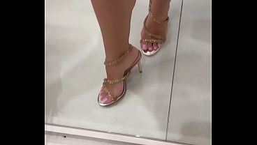 Exibi&ccedil_&atilde_o sand&aacute_lia de salto alto