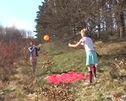 De meisjes experimenteren als een gek in het bos