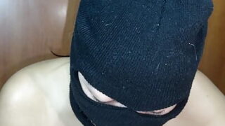 Facet analnie rucha 18-letnią latynoską nastolatkę MILF-kę i wypełnia jej tyłek spermą