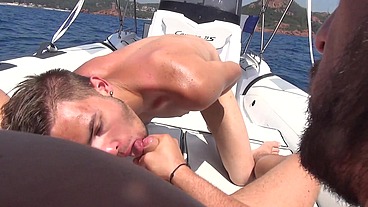 Pillonage en d'un petit cul serré et imberbe par la bite d'un marin b. - Lifeguard - Scène 4