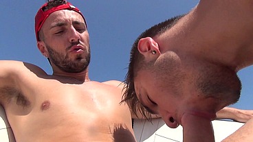 Pillonage en d'un petit cul serré et imberbe par la bite d'un marin b. - Lifeguard - Scène 4