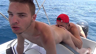 Pillonage en d'un petit cul serré et imberbe par la bite d'un marin b. - Lifeguard - Scène 4
