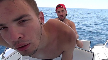 Pillonage en d'un petit cul serré et imberbe par la bite d'un marin b. - Lifeguard - Scène 4