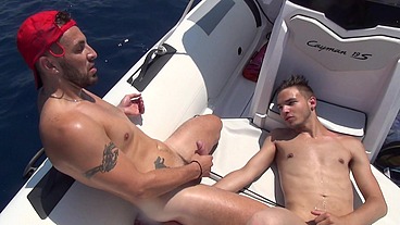 Pillonage en d'un petit cul serré et imberbe par la bite d'un marin b. - Lifeguard - Scène 4