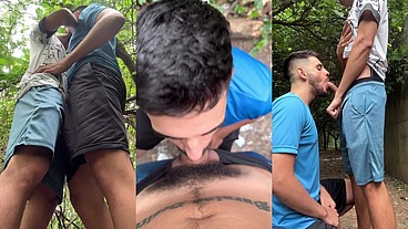 FUI FAZER TRILHA NO PARQUE E ENCONTREI UM PAUZUDO BATENDO UMA. CAI DE BOCA E DEPOIS DEIXEI ELE LEITAR MEU CUZINHO. - PARTE I