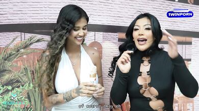 Mariana Martix offers money for sex on the street - Yorgelis Carrillo