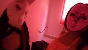 SORPRENDENTE Y REAL!! LA MODELO LLEVA A UN CONEJO MALO EN LA FIESTA DE LOS DISFRACES Y TERMINAN FOLLANDO MUY INTENSO EN PLENA FIESTA. PORNO REAL CASERO. 1