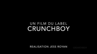 Màn threesome trần trụi ngoài trời cực kỳ táo bạo: cô gái nghiệp dư người Pháp xăm trổ Jess Royan bị Roman Tik và Santiago Rodriguez xuất tinh vào bên trong.